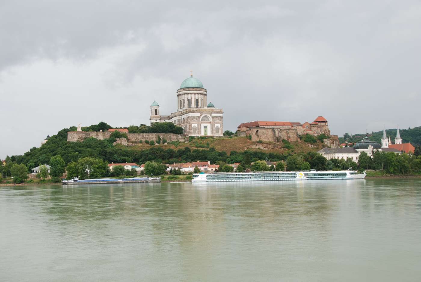 Esztergom Basilica and castle near Danube - Estergomi Bazilika + Estergomi Vár